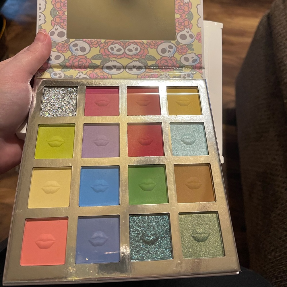 Spoiled lips pallet